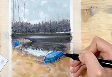 Пасмурное лесное озеро. Тёмная вода и синяя лодка