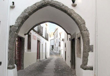 Ворота и улица в Марвау. Историческая справка